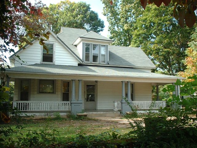 For Sale by owner Hickory North Caroline Home Innovative Victorian 5/-6 bed  2 bath - 2700 sq ft 